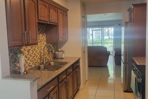 Condo in Pembroke Pines, Florida, 2 bedrooms  № 1182532 - photo 12