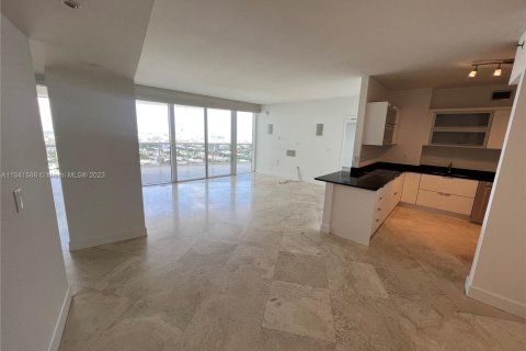 Condo in Miami Beach, Florida, 2 bedrooms  № 310905 - photo 23