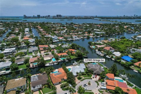Casa en venta en North Miami, Florida, 5 dormitorios, 255.95 m2 № 1004493 - foto 29