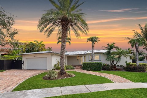 Casa en venta en North Miami, Florida, 5 dormitorios, 255.95 m2 № 1004493 - foto 1