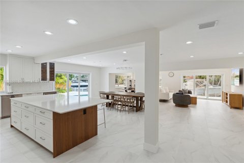 Casa en venta en North Miami, Florida, 5 dormitorios, 255.95 m2 № 1004493 - foto 6