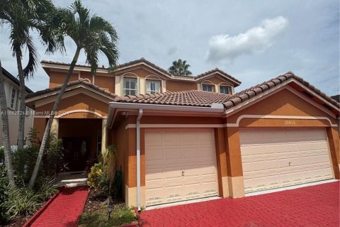 House in Miami, Florida 5 bedrooms, 278.8 sq.m. № 1370907 - photo 4