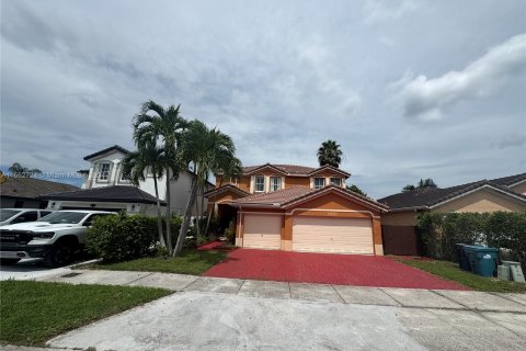 House in Miami, Florida 5 bedrooms, 278.8 sq.m. № 1370907 - photo 2