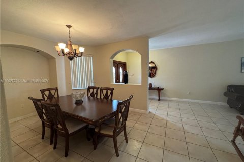 House in Miami, Florida 5 bedrooms, 278.8 sq.m. № 1370907 - photo 24