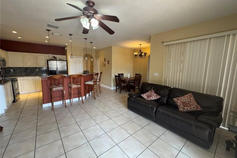 House in Miami, Florida 5 bedrooms, 278.8 sq.m. № 1370907 - photo 16