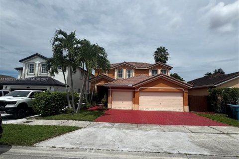 House in Miami, Florida 5 bedrooms, 278.8 sq.m. № 1370907 - photo 1