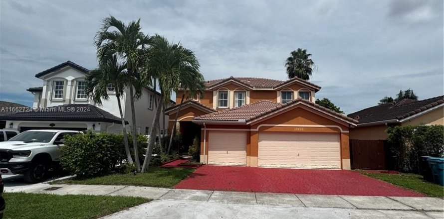 House in Miami, Florida 5 bedrooms, 278.8 sq.m. № 1370907