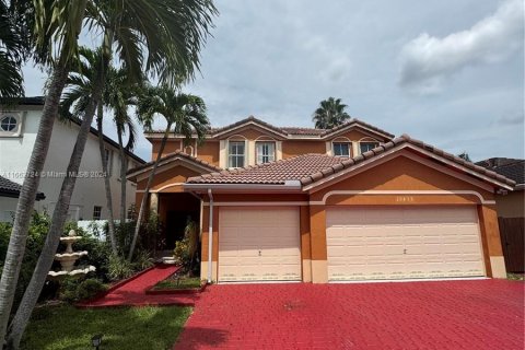 House in Miami, Florida 5 bedrooms, 278.8 sq.m. № 1370907 - photo 3