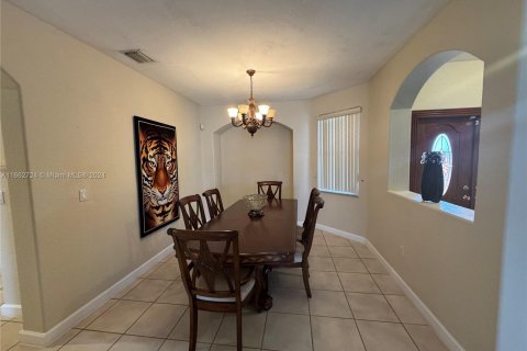 House in Miami, Florida 5 bedrooms, 278.8 sq.m. № 1370907 - photo 19