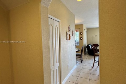 House in Miami, Florida 5 bedrooms, 278.8 sq.m. № 1370907 - photo 23