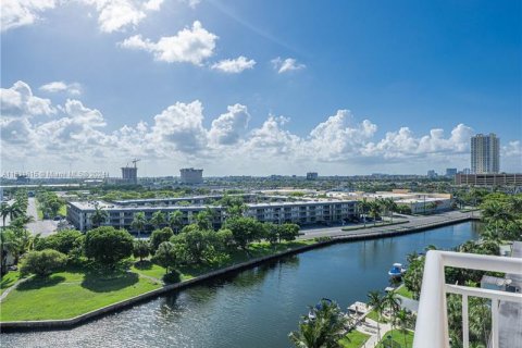 Condo in Hallandale Beach, Florida, 2 bedrooms  № 1293024 - photo 13