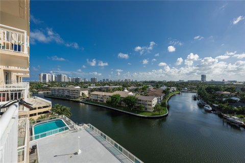 Condo in Hallandale Beach, Florida, 2 bedrooms  № 1293024 - photo 3