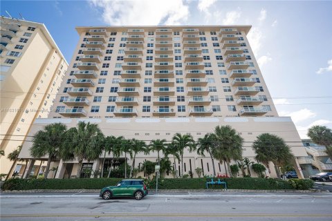 Condo in Hallandale Beach, Florida, 2 bedrooms  № 1293024 - photo 22