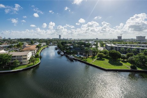 Copropriété à vendre à Hallandale Beach, Floride: 2 chambres, 106.74 m2 № 1293024 - photo 1