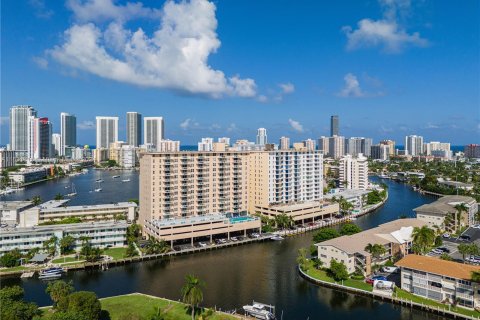 Condo in Hallandale Beach, Florida, 2 bedrooms  № 1293024 - photo 2