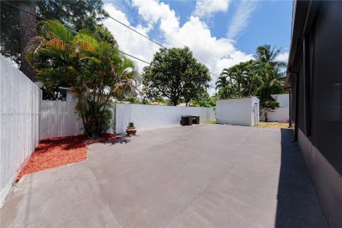 House in Miami, Florida 3 bedrooms, 168.9 sq.m. № 1234930 - photo 27