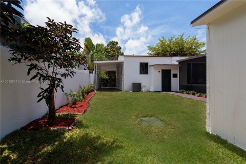 House in Miami, Florida 3 bedrooms, 168.9 sq.m. № 1234930 - photo 26