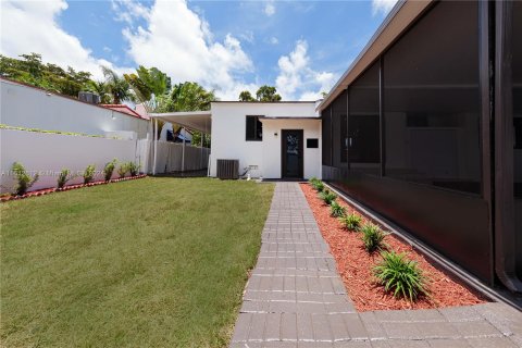 House in Miami, Florida 3 bedrooms, 168.9 sq.m. № 1234930 - photo 25