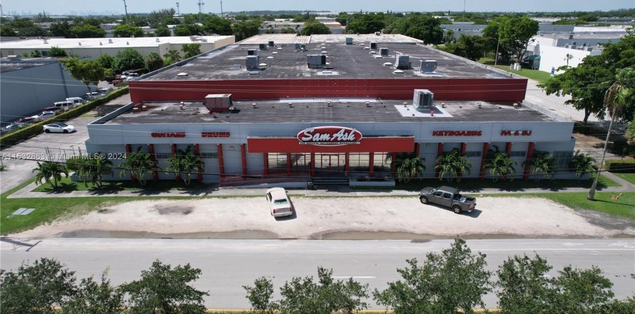 Commercial property in Miami Gardens, Florida № 1177609