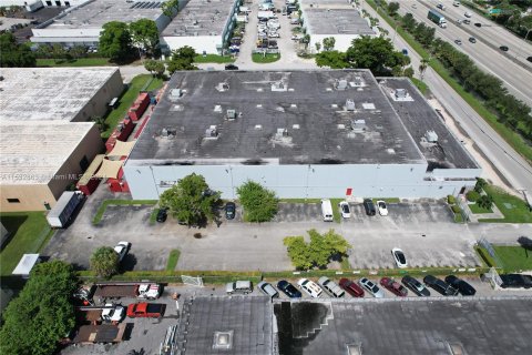 Commercial property in Miami Gardens, Florida № 1177609 - photo 11