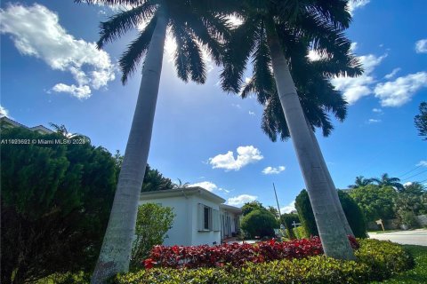Villa ou maison à vendre à Bay Harbor Islands, Floride: 6 chambres, 306.21 m2 № 863412 - photo 1