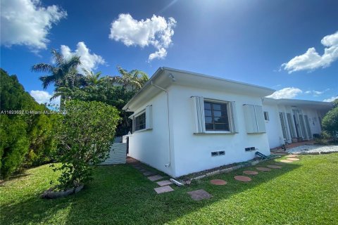 Casa en venta en Bay Harbor Islands, Florida, 6 dormitorios, 306.21 m2 № 863412 - foto 2