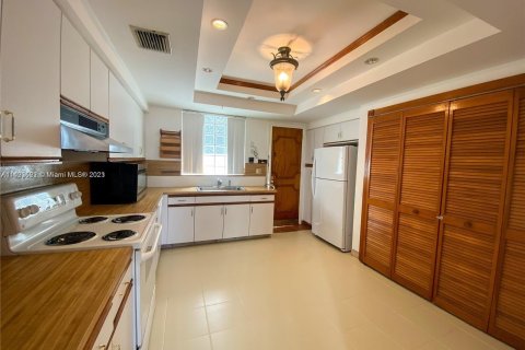 Villa ou maison à vendre à Bay Harbor Islands, Floride: 6 chambres, 306.21 m2 № 863412 - photo 5