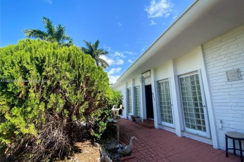 Villa ou maison à vendre à Bay Harbor Islands, Floride: 6 chambres, 306.21 m2 № 863412 - photo 3