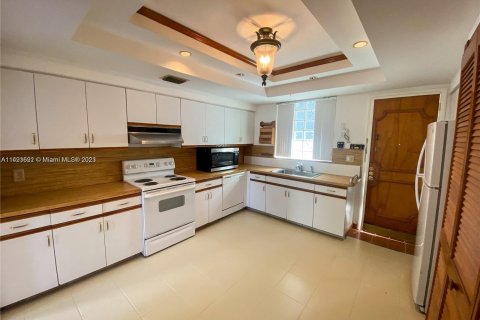 Casa en venta en Bay Harbor Islands, Florida, 6 dormitorios, 306.21 m2 № 863412 - foto 4