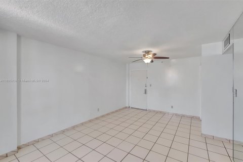 Condo in Miami Beach, Florida, 1 bedroom  № 1280858 - photo 19