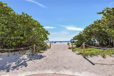 Condo in Miami Beach, Florida, 1 bedroom  № 1280858 - photo 2