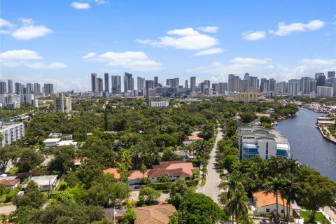 Villa ou maison à vendre à Miami, Floride: 8 chambres, 435.8 m2 № 1372761 - photo 1