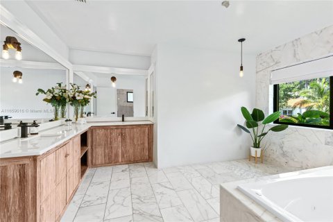 Casa en venta en Miami, Florida, 8 dormitorios, 435.8 m2 № 1372761 - foto 13