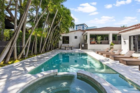 Villa ou maison à vendre à Miami, Floride: 8 chambres, 435.8 m2 № 1372761 - photo 2