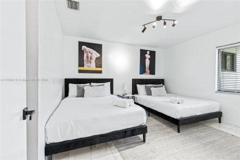 Casa en venta en Miami, Florida, 8 dormitorios, 435.8 m2 № 1372761 - foto 15