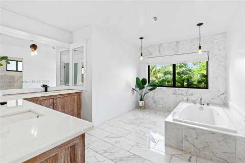 Casa en venta en Miami, Florida, 8 dormitorios, 435.8 m2 № 1372761 - foto 12