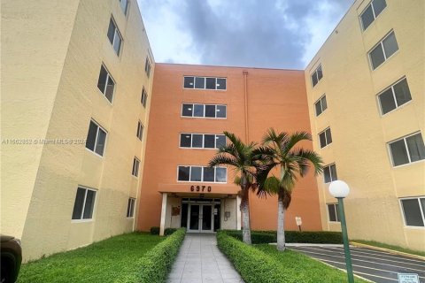 Condo in Hialeah, Florida, 2 bedrooms  № 1372795 - photo 1