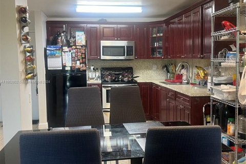 Condominio en venta en Hialeah, Florida, 2 dormitorios, 91.04 m2 № 1372795 - foto 4