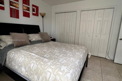 Condo in Hialeah, Florida, 2 bedrooms  № 1372795 - photo 12