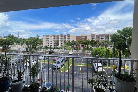 Condo in Hialeah, Florida, 2 bedrooms  № 1372795 - photo 13