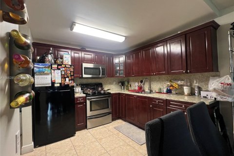 Condominio en venta en Hialeah, Florida, 2 dormitorios, 91.04 m2 № 1372795 - foto 2