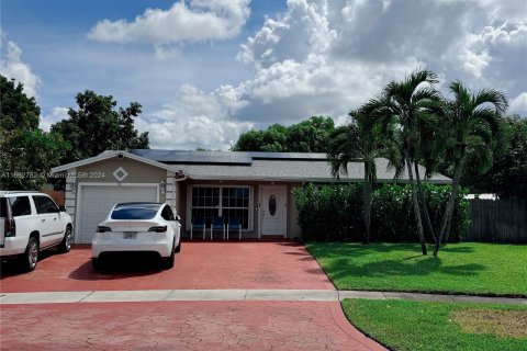 Villa ou maison à vendre à Pembroke Pines, Floride: 4 chambres, 174.1 m2 № 1372794 - photo 2