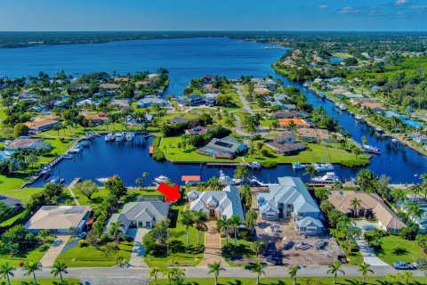 Villa ou maison à vendre à Stuart, Floride: 4 chambres, 344.67 m2 № 1208673 - photo 1