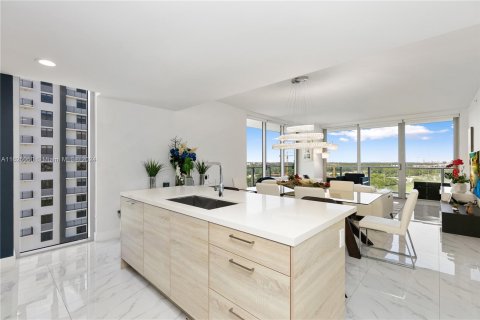 Condo in North Miami Beach, Florida, 3 bedrooms  № 1271830 - photo 2