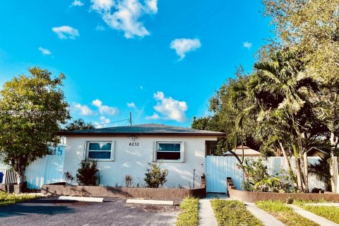 House in Hollywood, Florida 3 bedrooms, 121.14 sq.m. № 1230915 - photo 1