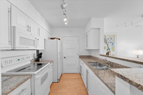 Condo in Miami Beach, Florida, 1 bedroom  № 1399870 - photo 5