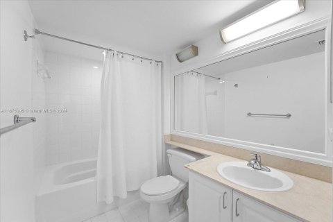 Condo in Miami Beach, Florida, 1 bedroom  № 1399870 - photo 10