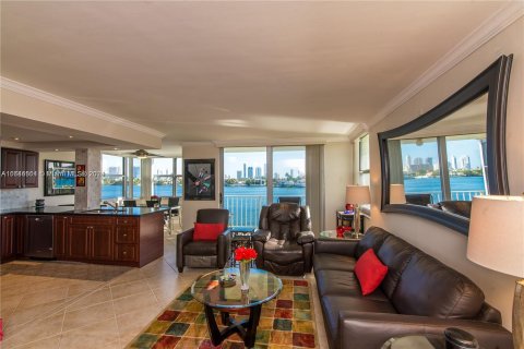 Condo in North Miami Beach, Florida, 2 bedrooms  № 1327730 - photo 10