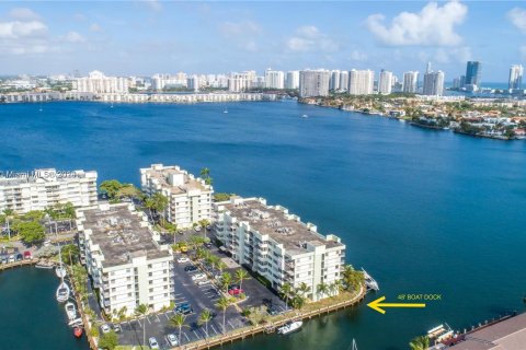 Condo in North Miami Beach, Florida, 2 bedrooms  № 1327730 - photo 18