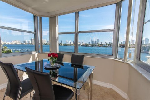 Condo in North Miami Beach, Florida, 2 bedrooms  № 1327730 - photo 6